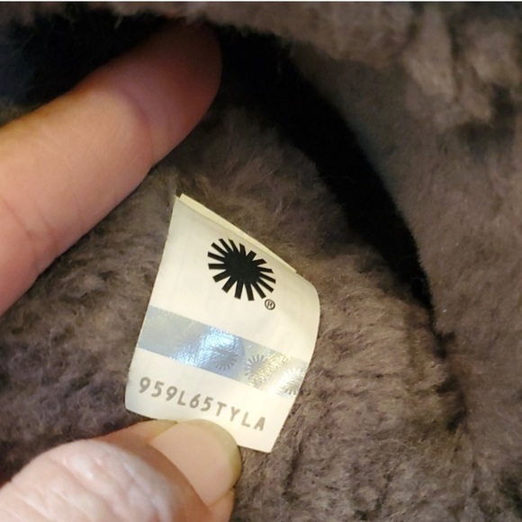 BRAND NEW W/O BOX SIZE 6 UGGS - Picture 6 of 6